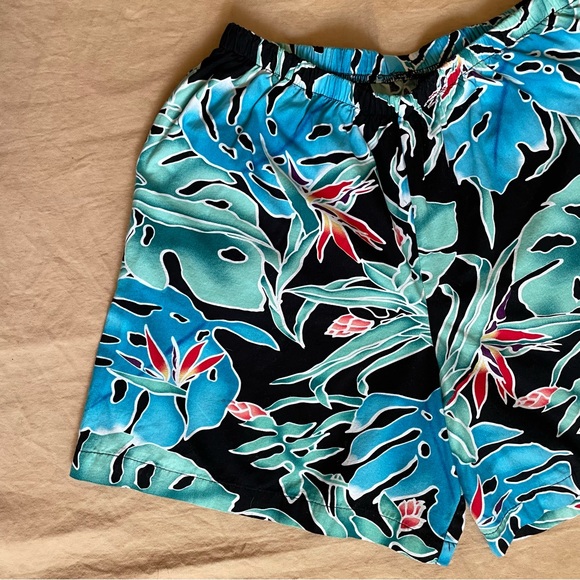 🍿SOLD🍿Vintage Hawaiian Floral Print Shorts - Picture 3 of 7